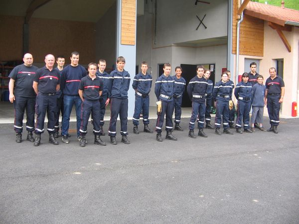 groupe devant la caserne