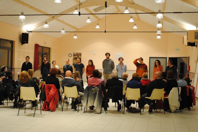 56 la troupe et le metteur en scène saluent.JPG